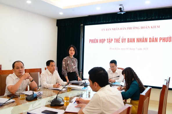 UBND phường Hoàn Kiếm họp phiên đầu tiên trong nhiệm kỳ mới- Ảnh 2.