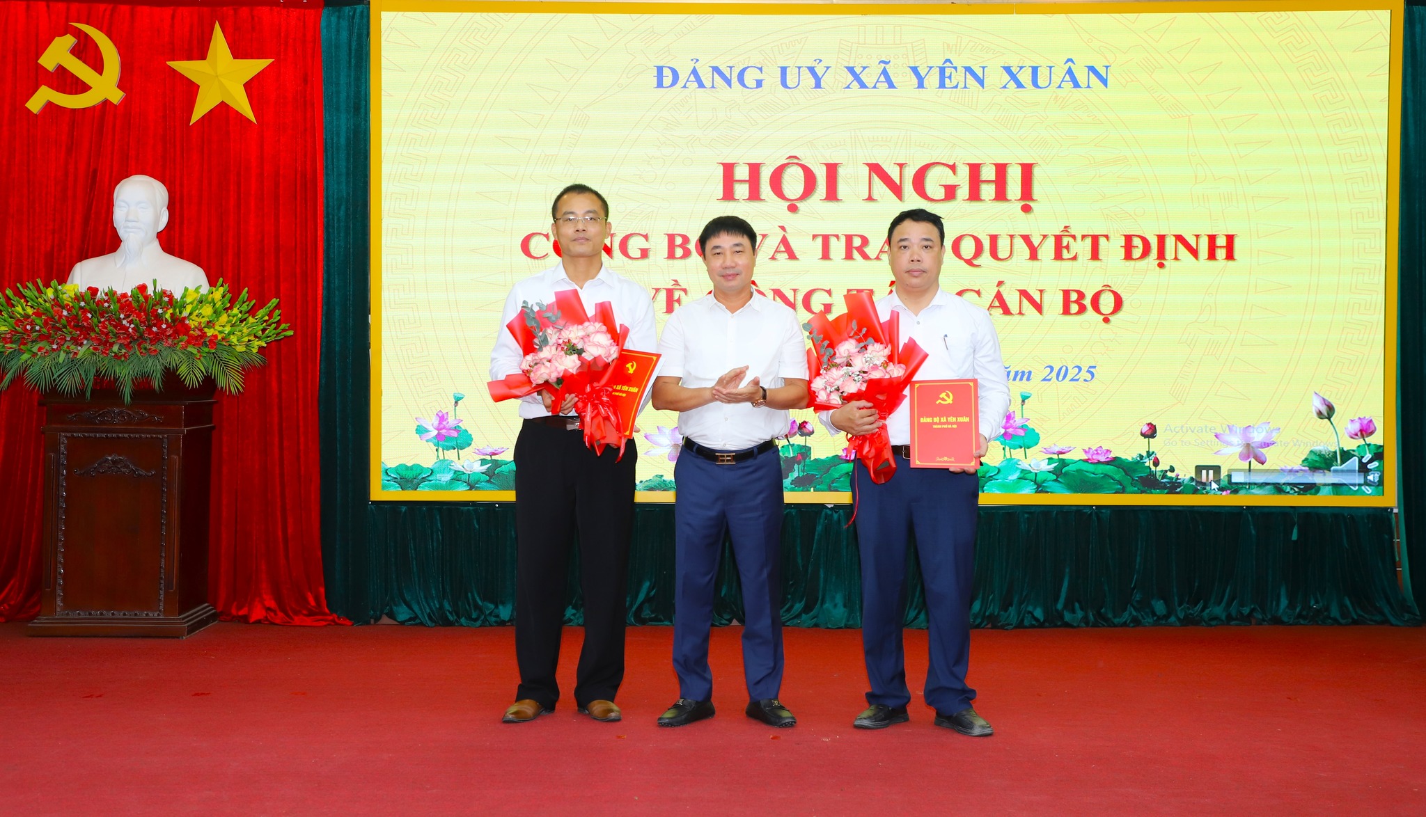 HỘI NGHỊ CÔNG BỐ VÀ TRAO QUYẾT ĐỊNH VỀ CÔNG TÁC CÁN BỘ CỦA ĐẢNG BỘ XÃ YÊN XUÂN- Ảnh 2.