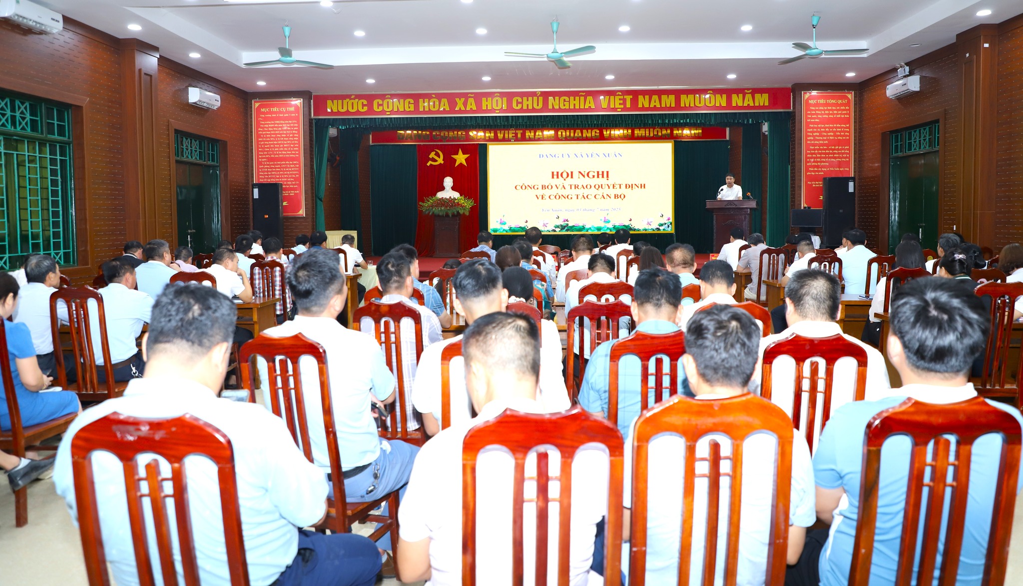 HỘI NGHỊ CÔNG BỐ VÀ TRAO QUYẾT ĐỊNH VỀ CÔNG TÁC CÁN BỘ CỦA ĐẢNG BỘ XÃ YÊN XUÂN- Ảnh 5.