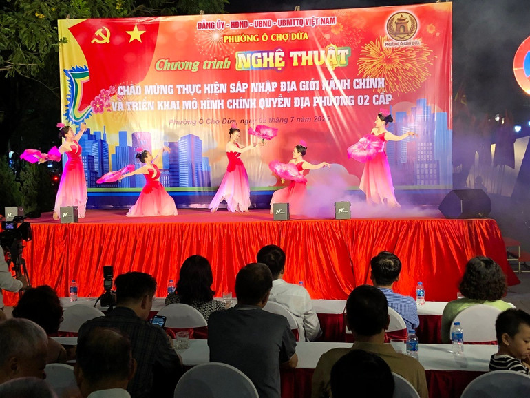 Phường Ô Chợ Dừa tổ chức chương trình nghệ thuật tuyên truyền việc thực hiện sáp nhập địa giới hành chính và triển khai mô hình chính quyền địa phương 2 cấp- Ảnh 1.