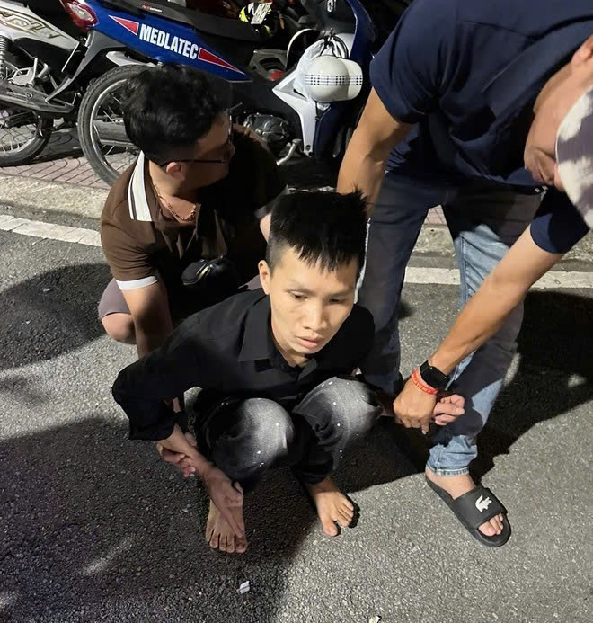 Công an phường Phú Lương bắt quả tang 2 đối tượng mua bán trái phép chất ma túy tại khu vực phía trước chung cư PCC1- Ảnh 1.