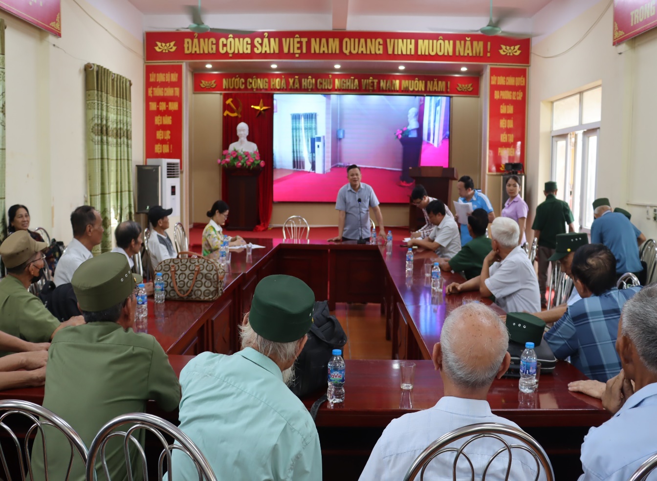 Xã Đại Xuyên – TP Hà Nội tổ chức đưa  gần 100 người có công đi điều dưỡng- Ảnh 1.