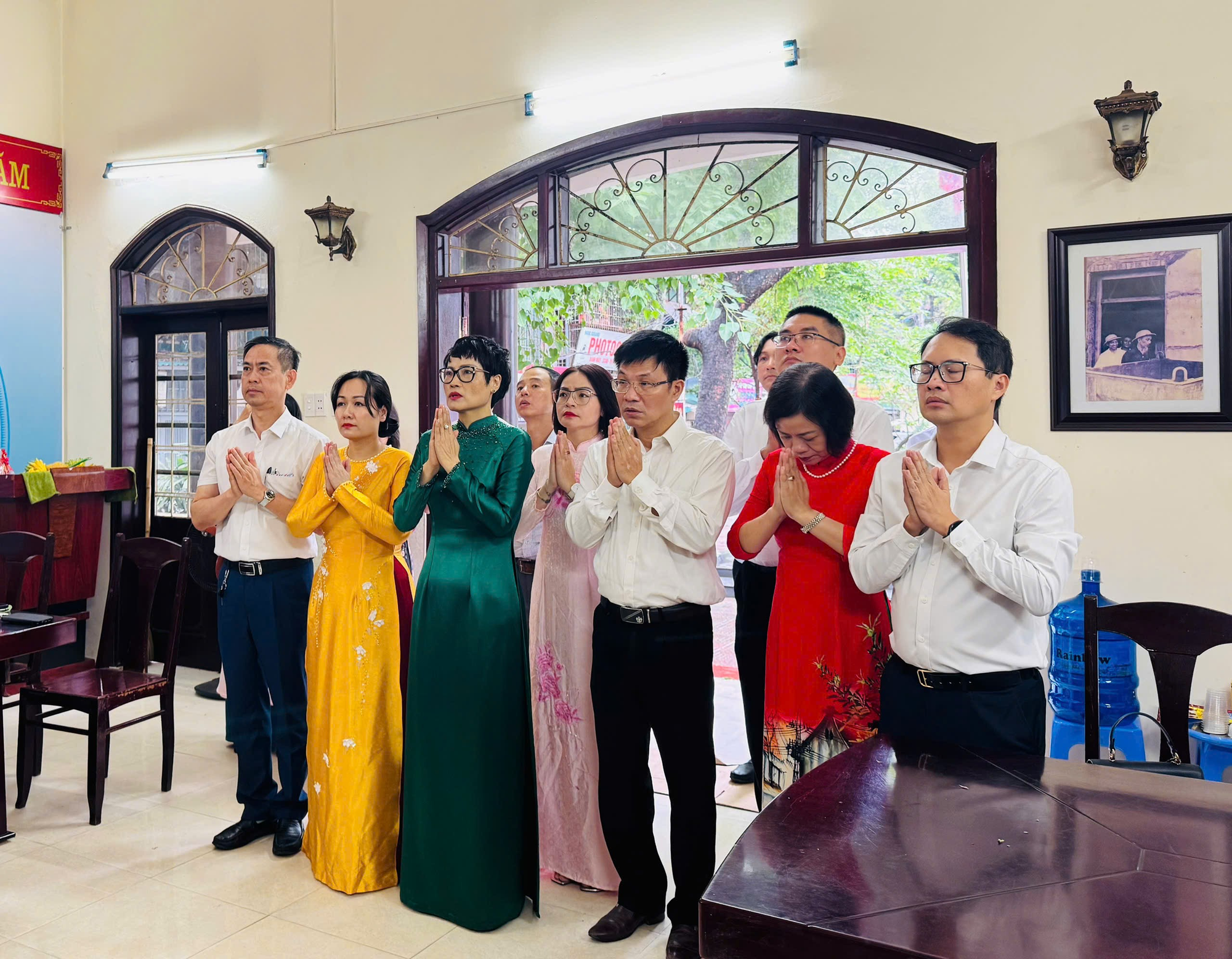 LÃNH ĐẠO PHƯỜNG KIM LIÊN TỔ CHỨC DÂNG HƯƠNG, DÂNG HOA TẠI CÁC ĐỊA CHỈ ĐỎ TRÊN ĐỊA BÀN- Ảnh 1.
