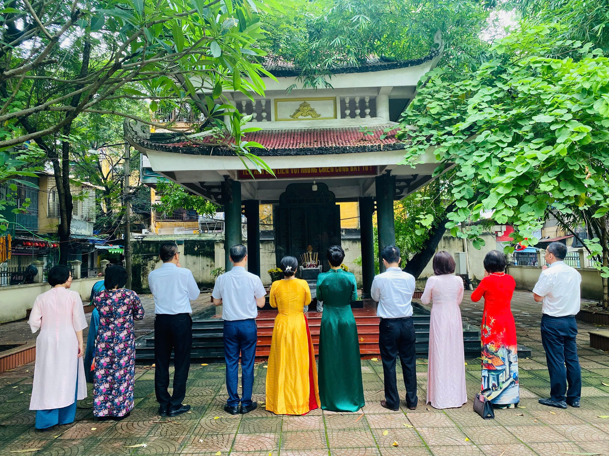 LÃNH ĐẠO PHƯỜNG KIM LIÊN TỔ CHỨC DÂNG HƯƠNG, DÂNG HOA TẠI CÁC ĐỊA CHỈ ĐỎ TRÊN ĐỊA BÀN- Ảnh 3.