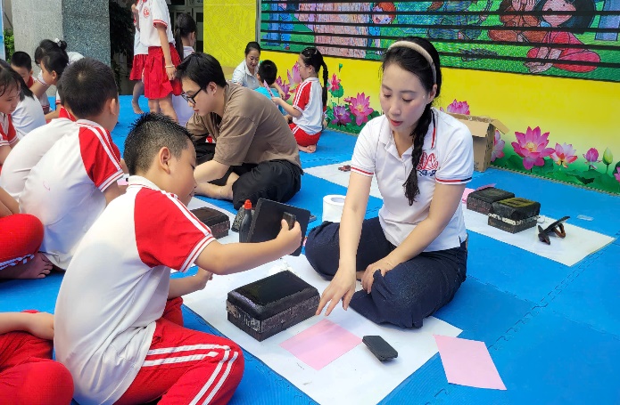 A group of people sitting on the floor  AI-generated content may be incorrect.