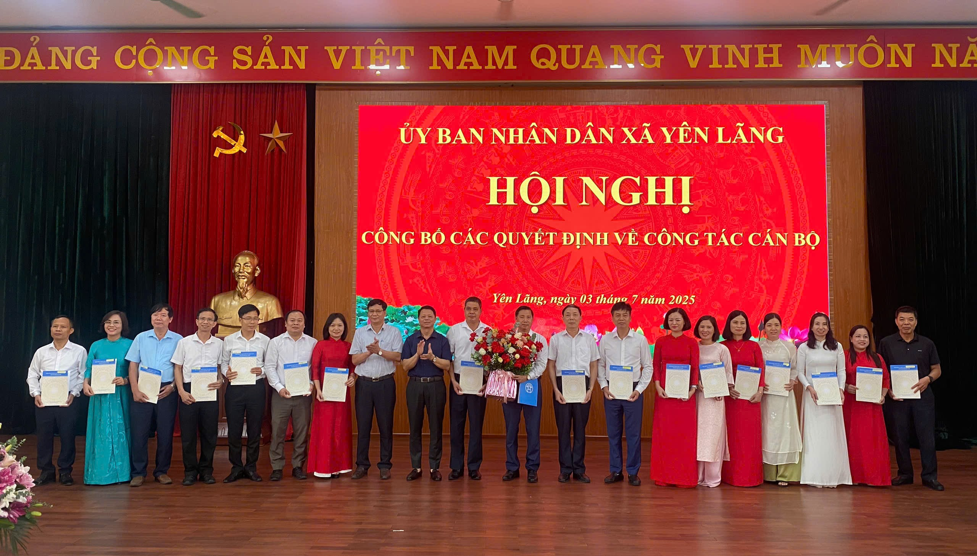 Ủy ban nhân dân xã Yên Lãng công bố các quyết định về việc tổ chức lại các trường và tiếp nhận, bổ nhiệm đối với các Hiệu trưởng, Phó hiệu trưởng các trường Mầm non, Tiểu học, Trung học cơ sở trên địa bàn xã.- Ảnh 1.