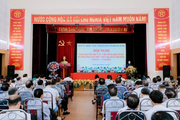 Hội nghị công bố quyết định tổ chức bộ máy, bổ nhiệm cán bộ và giao ban Bí thư chi bộ, tổ trưởng dân phố tháng 7/2025 tại phường Bồ Đề- Ảnh 4.