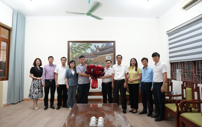 “Đoàn kết – Đồng lòng: Lãnh đạo xã Hạ Bằng thăm, tặng hoa chúc mừng các xã mới”- Ảnh 3.
