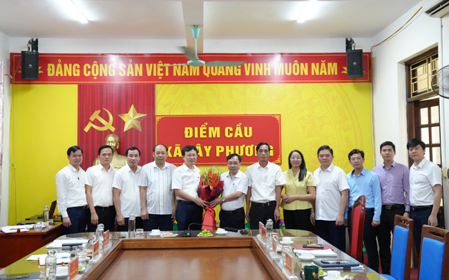 “Đoàn kết – Đồng lòng: Lãnh đạo xã Hạ Bằng thăm, tặng hoa chúc mừng các xã mới”- Ảnh 2.
