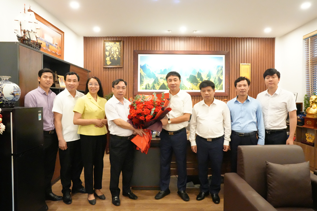 “Đoàn kết – Đồng lòng: Lãnh đạo xã Hạ Bằng thăm, tặng hoa chúc mừng các xã mới”- Ảnh 4.
