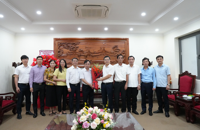 “Đoàn kết – Đồng lòng: Lãnh đạo xã Hạ Bằng thăm, tặng hoa chúc mừng các xã mới”- Ảnh 1.
