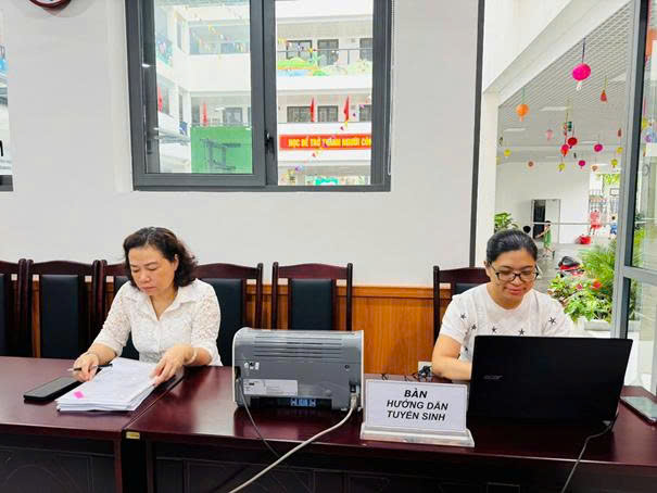 Tưng bừng khởi động mùa tuyển sinh trực tuyến năm học 2025 - 2026 tại phường Cửa Nam- Ảnh 1.