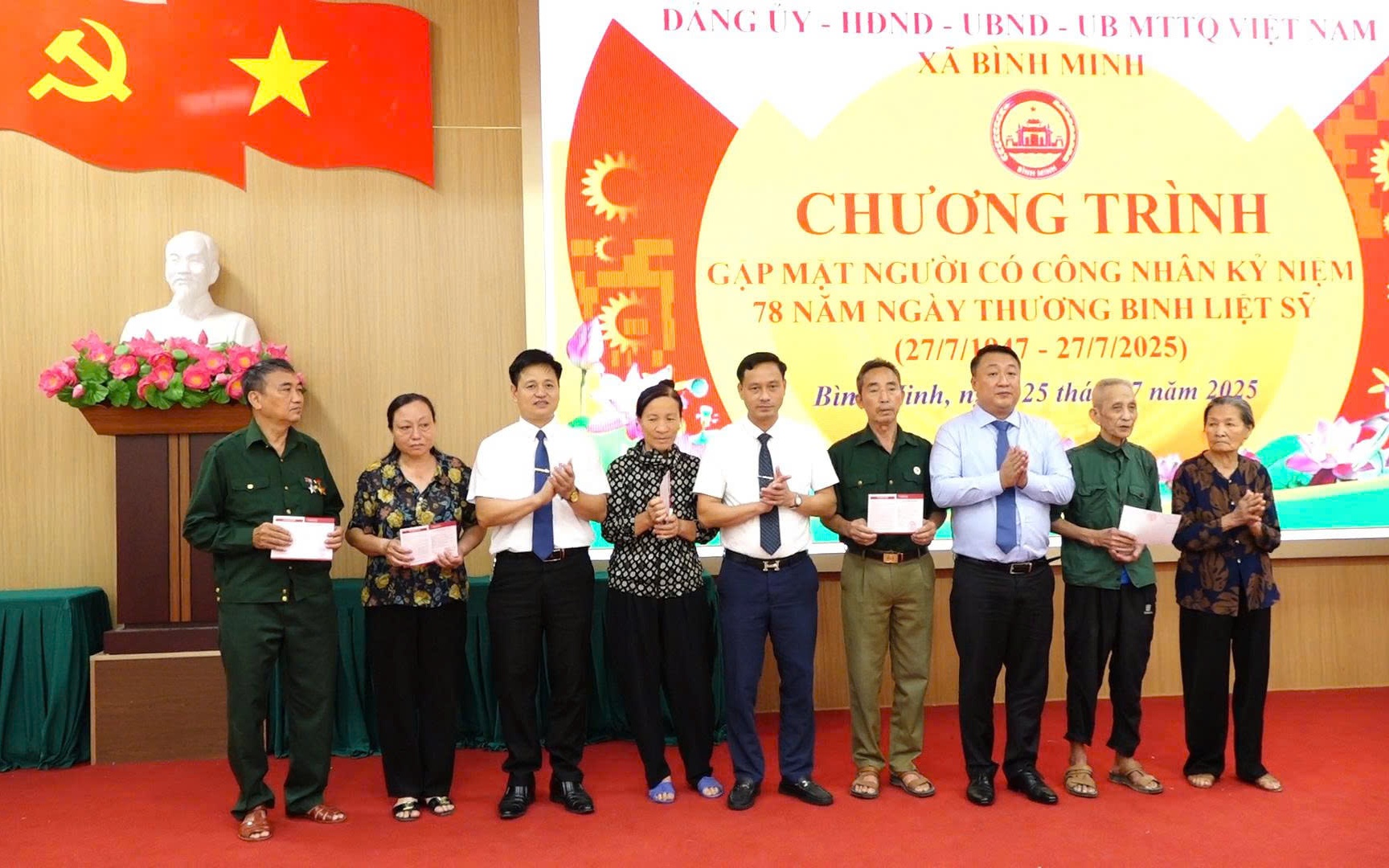 Các đồng chí Lãnh đạo Thường trực, Ban Thường vụ Đảng uỷ, Lãnh đạo UBND xã tặng quà các gia đình chính sách nhân dịp 78 năm Ngày Thương binh, Liệt sĩ