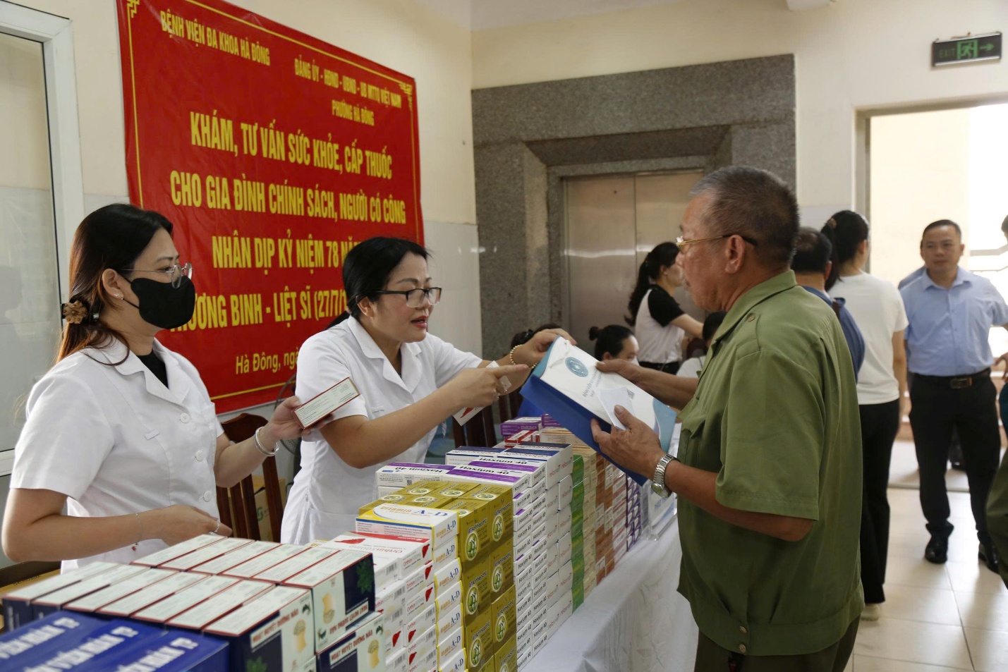 Phường Hà Đông khám sức khỏe, tặng quà đối tượng chính sách, người có công- Ảnh 3.
