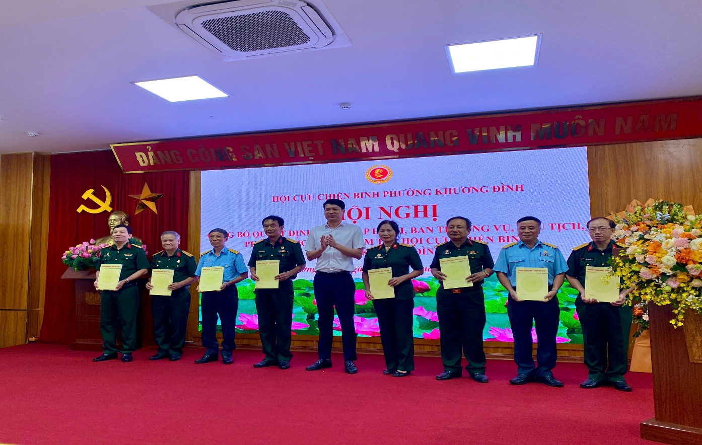 Hội nghị công bố và trao các Quyết định thuộc Hội Cựu chiến binh phường Khương Đình- Ảnh 2.