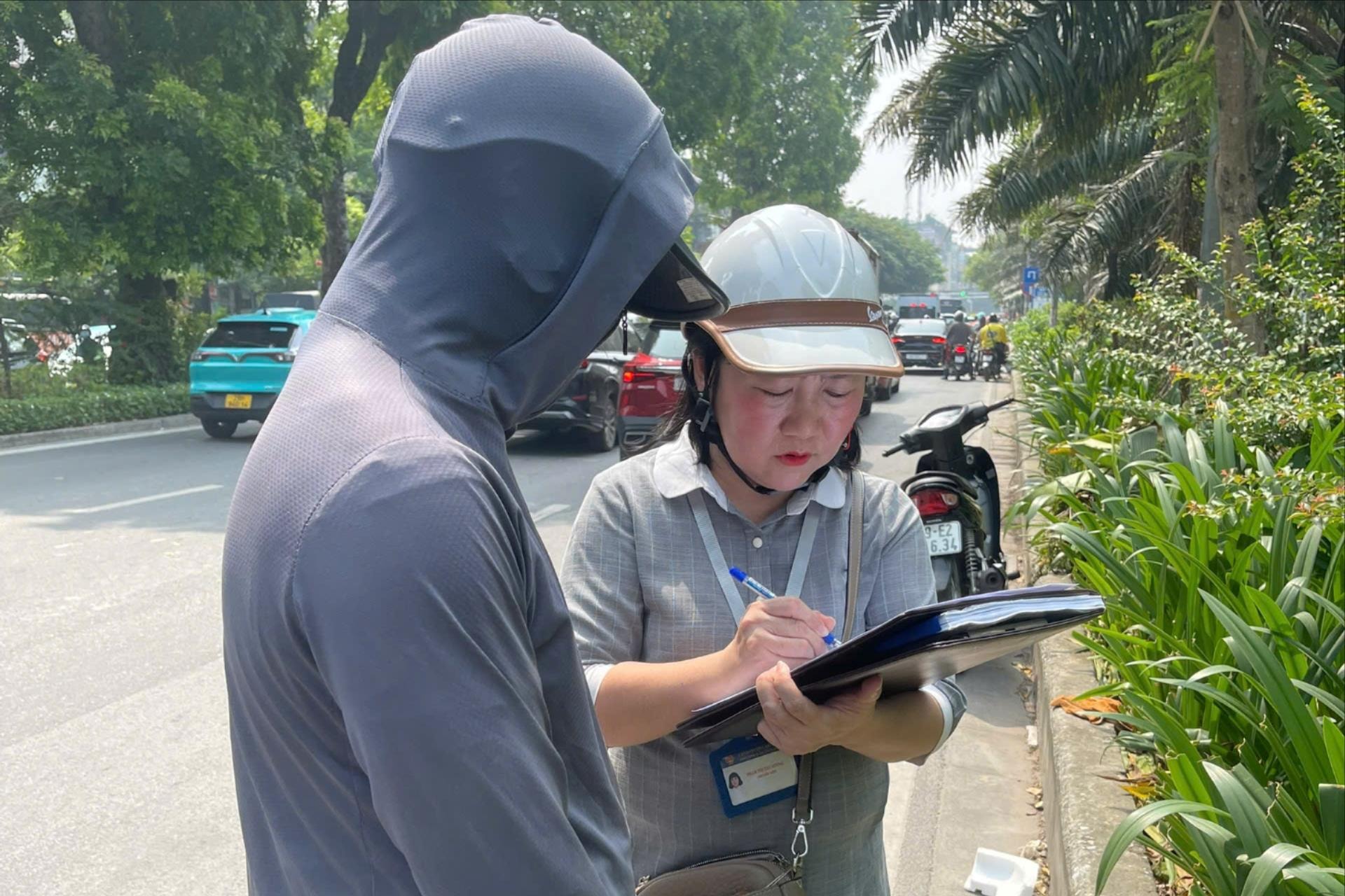 Phường Đống Đa xử lý hành vi vứt rác thải không đúng nơi quy định- Ảnh 1.