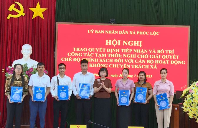 Hội nghị trao Quyết định tiếp nhận và bố trí tạm thời; nghỉ chờ giải quyết chế độ chính sách đối với cán bộ hoạt động không chuyên trách xã- Ảnh 4.