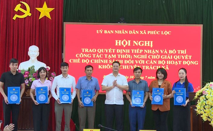 Hội nghị trao Quyết định tiếp nhận và bố trí tạm thời; nghỉ chờ giải quyết chế độ chính sách đối với cán bộ hoạt động không chuyên trách xã- Ảnh 5.