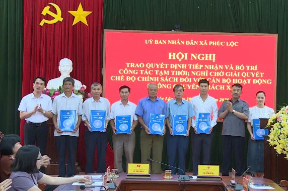 Hội nghị trao Quyết định tiếp nhận và bố trí tạm thời; nghỉ chờ giải quyết chế độ chính sách đối với cán bộ hoạt động không chuyên trách xã- Ảnh 7.