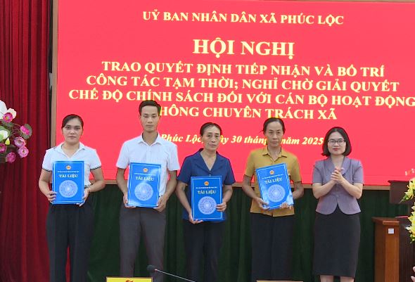 Hội nghị trao Quyết định tiếp nhận và bố trí tạm thời; nghỉ chờ giải quyết chế độ chính sách đối với cán bộ hoạt động không chuyên trách xã- Ảnh 8.