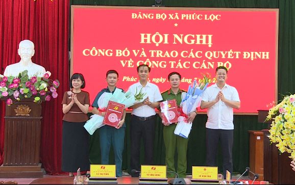 Đảng ủy xã Phúc Lộc tổ chức Hội nghị công bố và trao các Quyết định về công tác cán bộ- Ảnh 2.