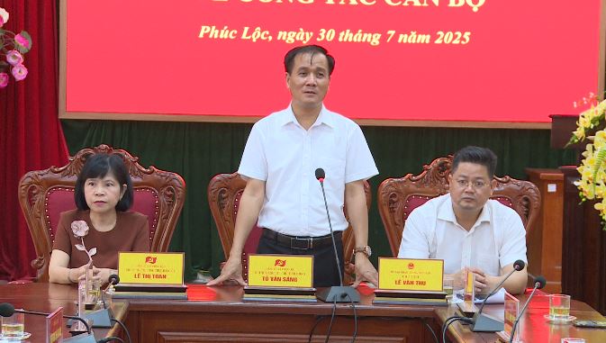 Đảng ủy xã Phúc Lộc tổ chức Hội nghị công bố và trao các Quyết định về công tác cán bộ- Ảnh 4.