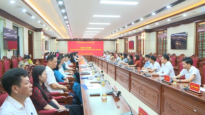 Xã Phúc Thọ công bố và trao Quyết định về công tác cán bộ- Ảnh 2.