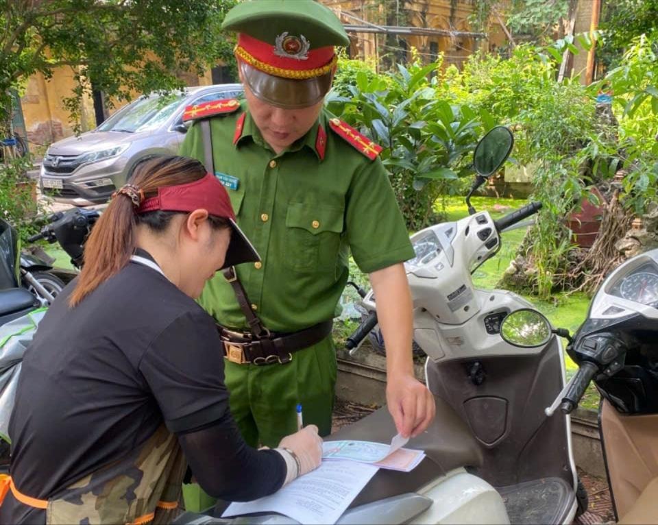 Phường Đống Đa xử lý hành vi vứt rác thải không đúng nơi quy định- Ảnh 2.