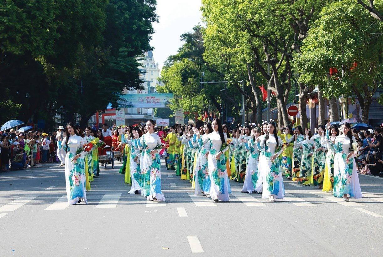 Tuyên truyền nhân rộng gương người tốt, việc tốt, hành vi ứng xử đẹp của người dân Thủ đô- Ảnh 1.