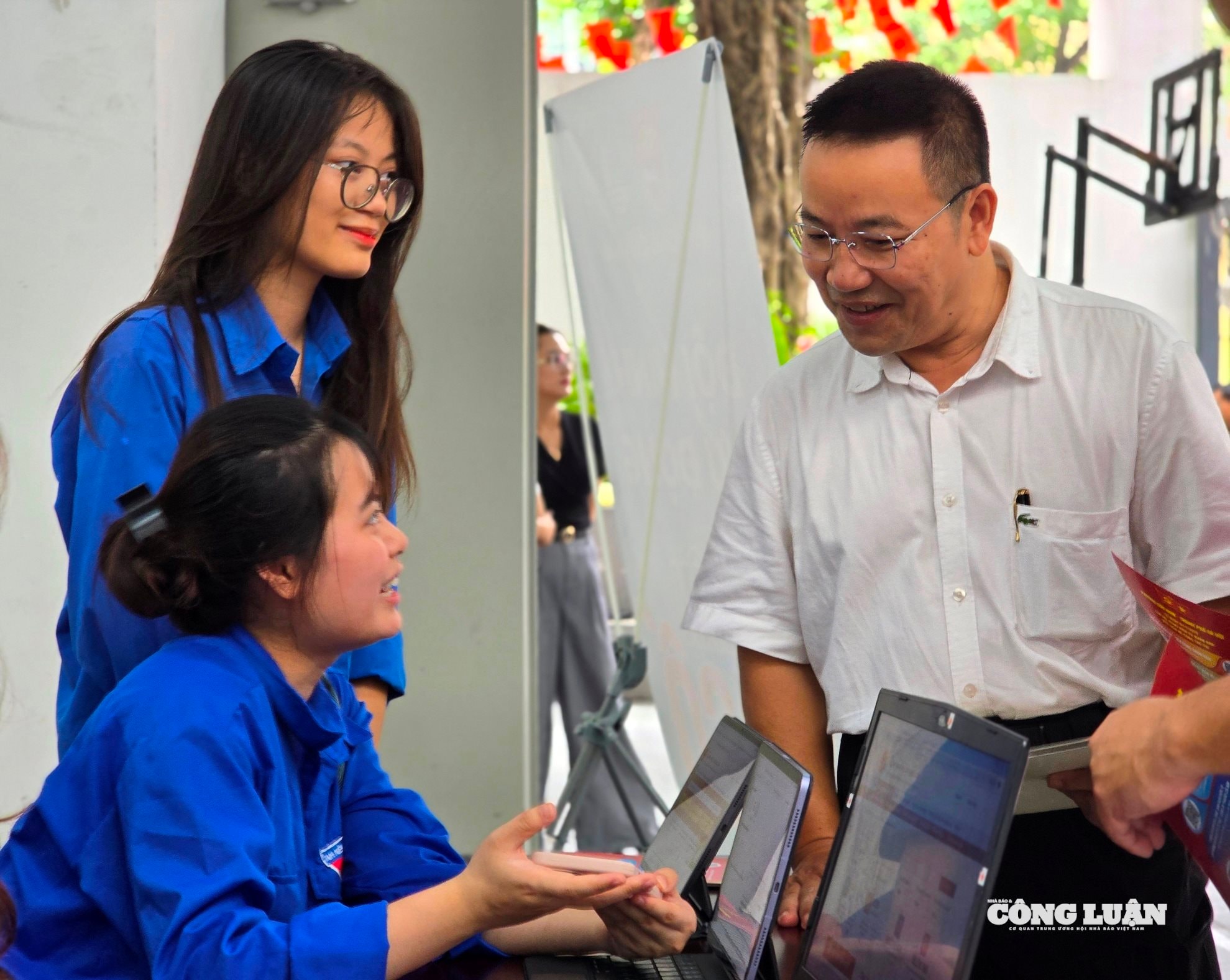 Hà Nội 'đi từng ngõ, gõ từng nhà' để chuyển đổi số- Ảnh 3.