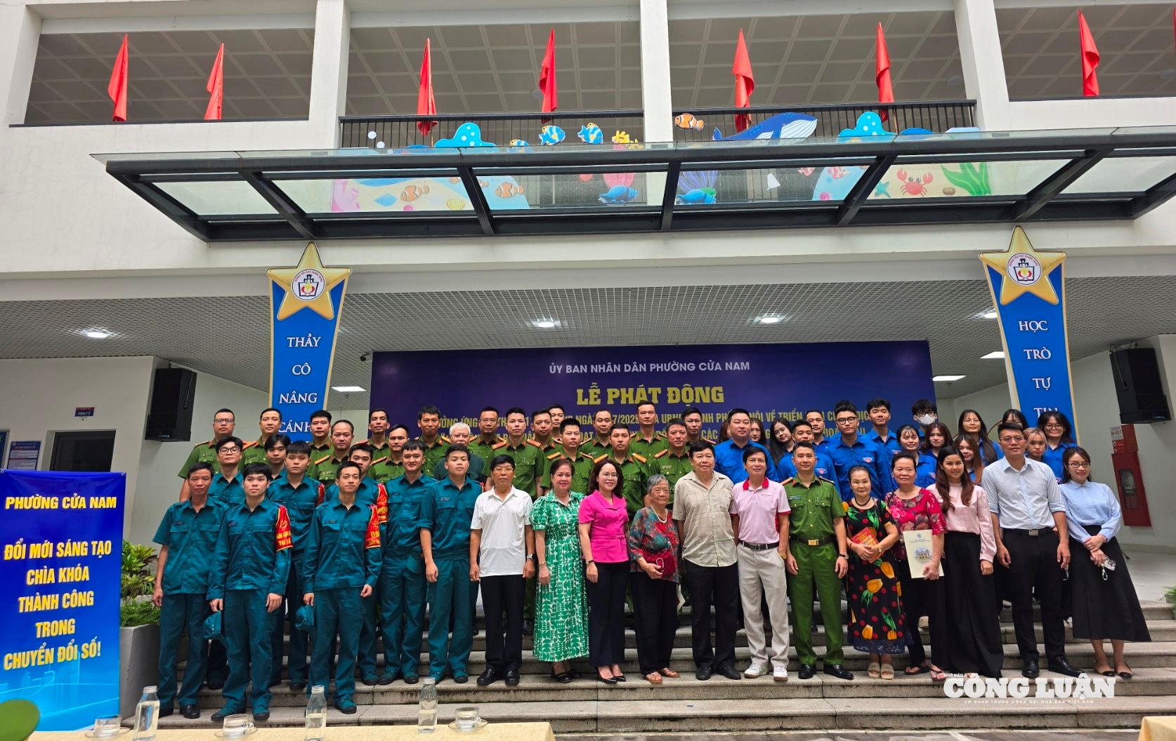Hà Nội 'đi từng ngõ, gõ từng nhà' để chuyển đổi số- Ảnh 1. Hà Nội 'đi từng ngõ, gõ từng nhà' để chuyển đổi số- Ảnh 1.