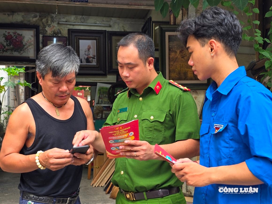 Hà Nội 'đi từng ngõ, gõ từng nhà' để chuyển đổi số- Ảnh 4.