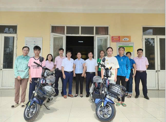 Phòng giao dịch Ngân hàng Chính sách xã hội Ba Vì  lan tỏa yêu thương và tiếp thêm động lực học tập cho các em học sinh nghèo hiếu học- Ảnh 3.