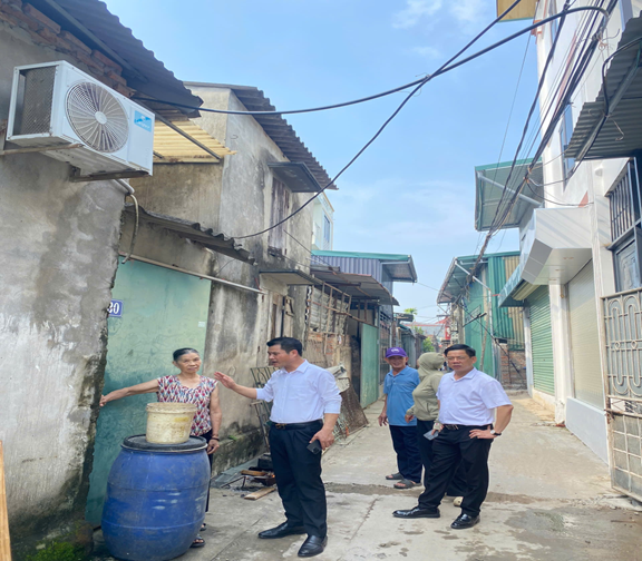 Lãnh đạo UBND xã Hát Môn kiểm tra công tác phòng chống dịch sốt xuất huyết trên địa bàn thôn Hiệp Thuận- Ảnh 1.