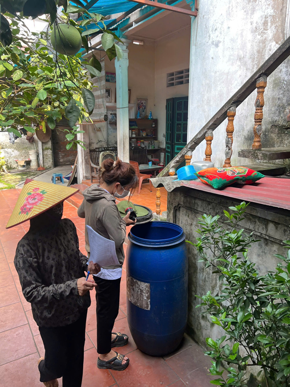 Lãnh đạo UBND xã Hát Môn kiểm tra công tác phòng chống dịch sốt xuất huyết trên địa bàn thôn Hiệp Thuận- Ảnh 2.