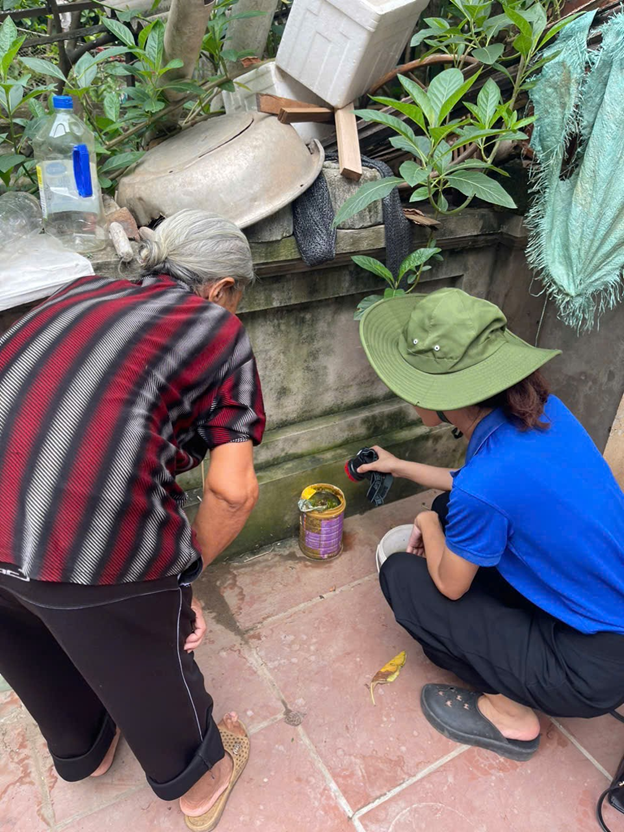 Lãnh đạo UBND xã Hát Môn kiểm tra công tác phòng chống dịch sốt xuất huyết trên địa bàn thôn Hiệp Thuận- Ảnh 3.