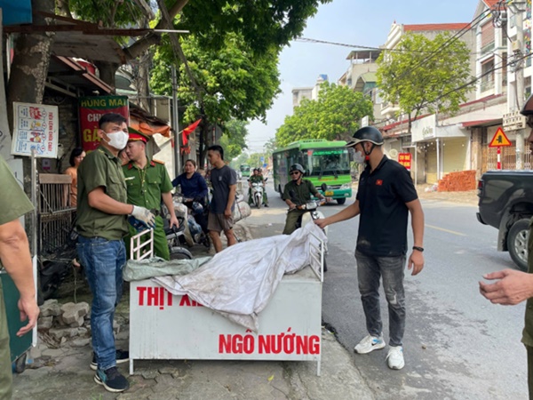 Công an xã Hoài Đức ra quân đảm bảo trật tự văn minh đô thị, trật tự an toàn giao thông- Ảnh 2.
