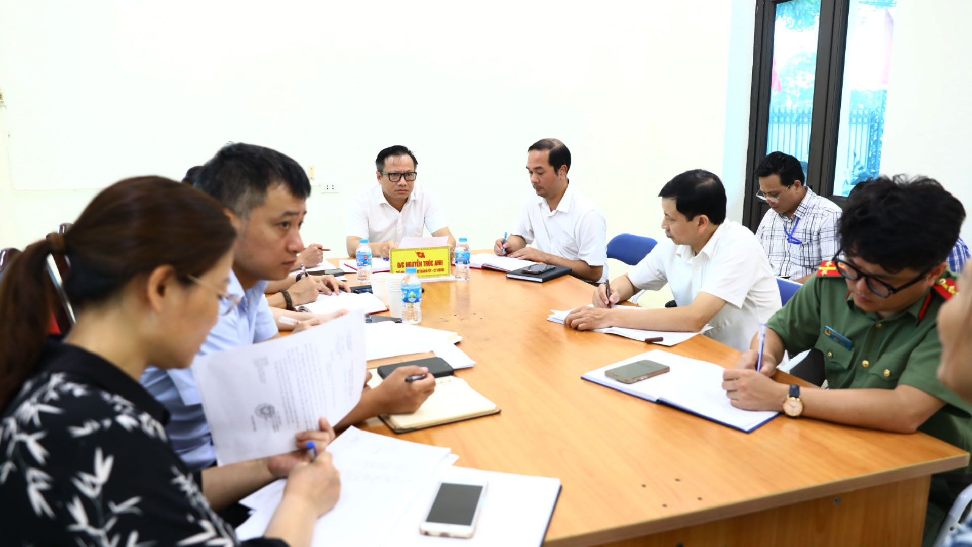 Đồng chí Nguyễn Trúc Anh - Thành ủy viên, Bí thư Đảng ủy, Chủ tịch HĐNĐ xã Sơn Đồng tiếp công dân định kỳ tháng 7/2025- Ảnh 1.