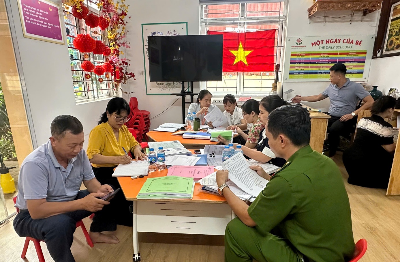 PHƯỜNG THƯỢNG CÁT TĂNG CƯỜNG KIỂM TRA CÁC CƠ SỞ KINH DOANH DỊCH VỤ LƯU TRÚ, NHÓM LƠP MẦM NON TƯ THỤC TRÊN ĐỊA BÀN- Ảnh 2.