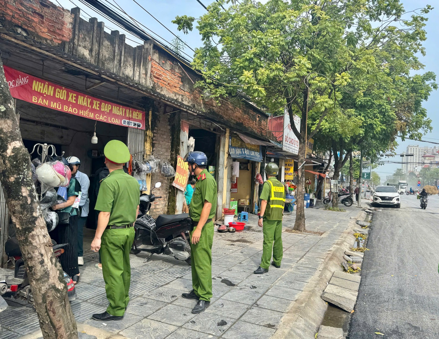 Công an xã Hoài Đức ra quân đảm bảo trật tự văn minh đô thị, trật tự an toàn giao thông- Ảnh 1.