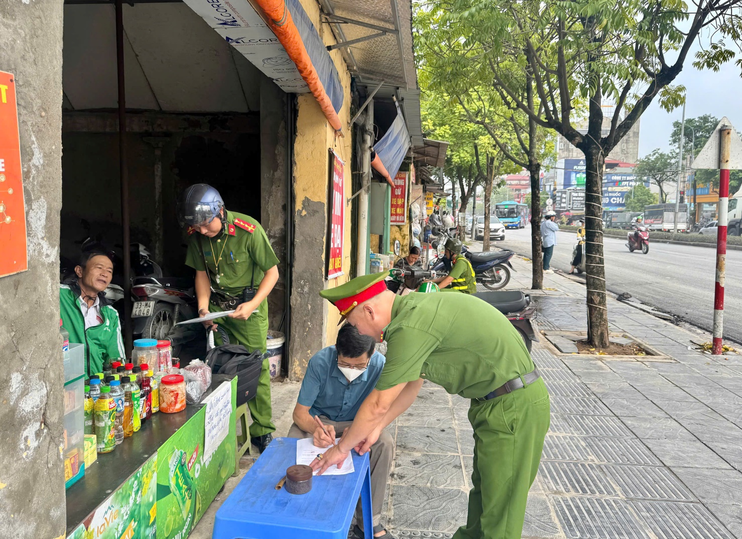 Công an xã Hoài Đức ra quân đảm bảo trật tự văn minh đô thị, trật tự an toàn giao thông- Ảnh 3.