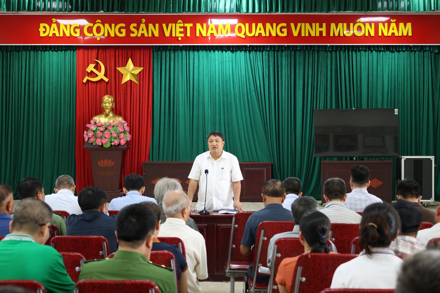 UBND xã Mê Linh làm việc với các hộ dân thôn Khê Ngoại 2 về công tác giải phóng mặt bằng dự án đường Vành đai 4- Ảnh 1.