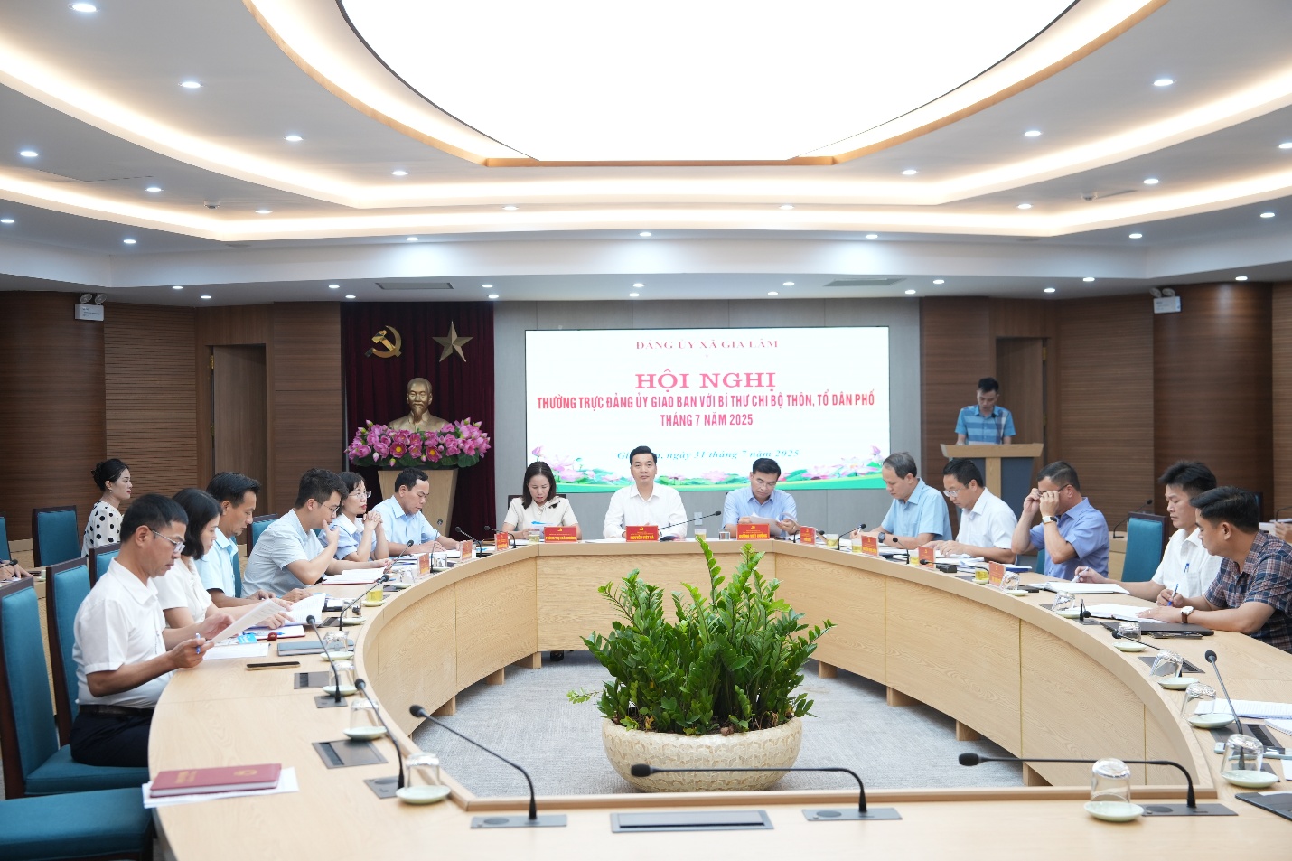   Hội nghị giao ban Thường trực Đảng ủy với Bí thư Chi bộ thôn, tổ dân phố tháng 7 năm 2025- Ảnh 1.