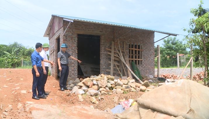 Phó Chủ tịch Thường trực UBND xã Lê Hồng Hưng kiểm tra các trường hợp vi phạm xây dựng trên đất nông nghiệp- Ảnh 1.