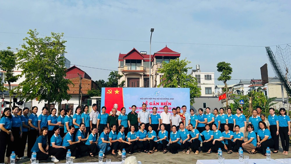 Phụ nữ xã Đông Anh: Gắn biển phần việc chào mừng Đại hội Đảng các cấp nhiệm kỳ 2025-2030- Ảnh 1.