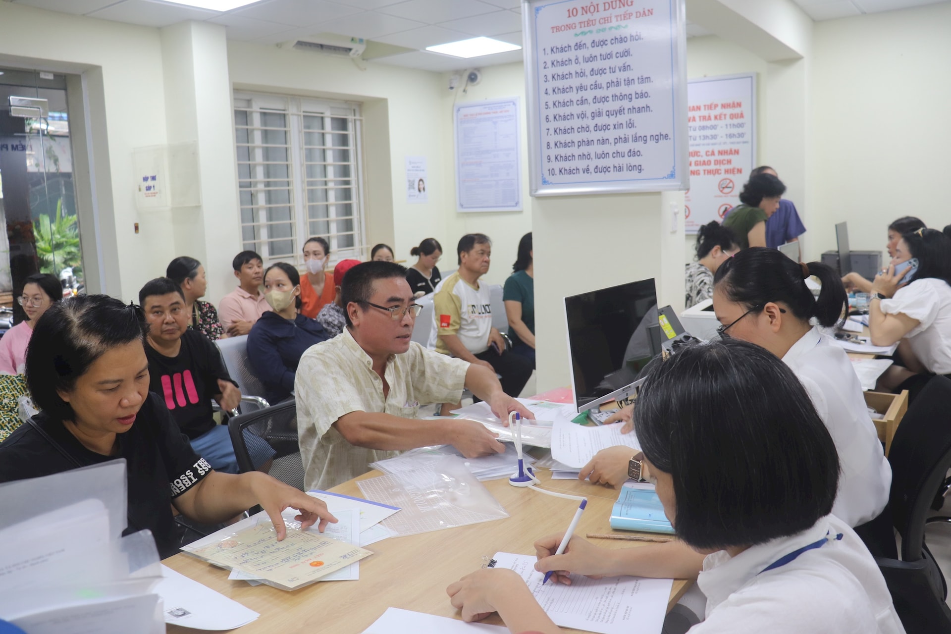 Phường Hai Bà Trưng: Mỗi cán bộ, công chức nỗ lực vì sự hài lòng của người dân- Ảnh 5.