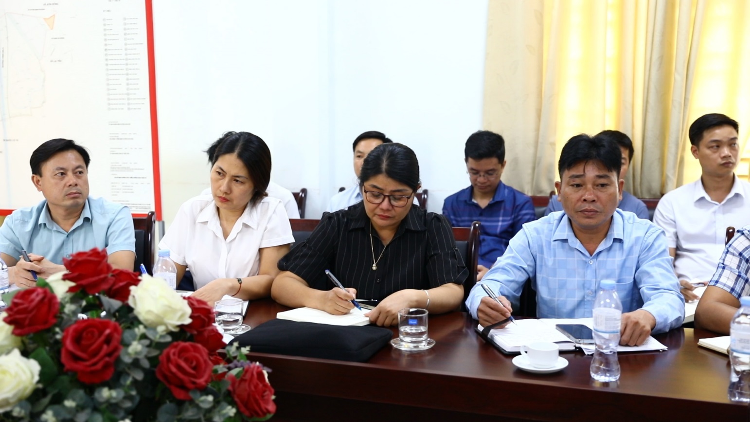Chủ tịch UBND xã Sơn Đồng làm việc với Phòng kinh tế xã về triển khai thực hiện nhiệm vụ sau sắp xếp- Ảnh 2.