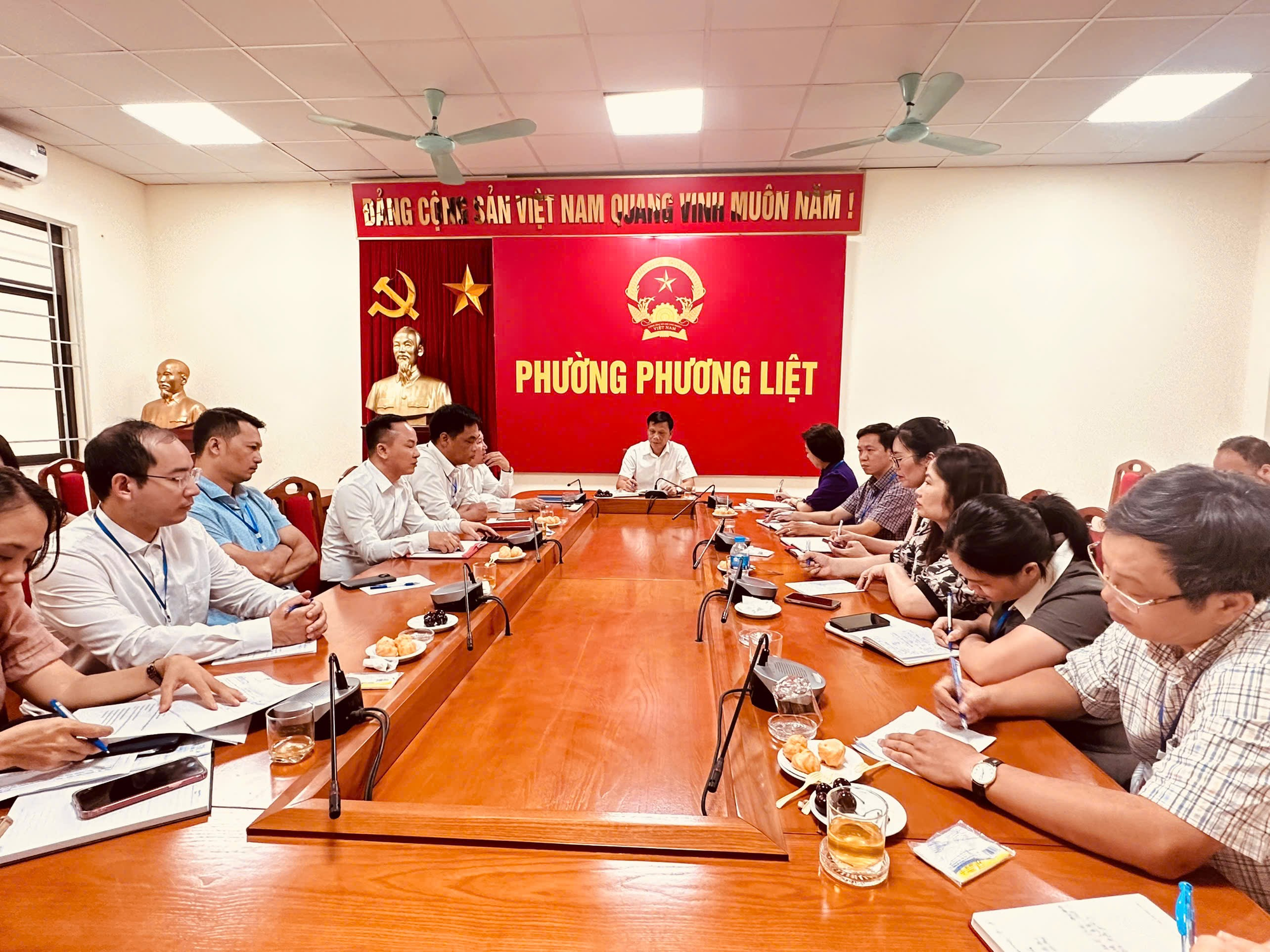CHỦ TỊCH UBND PHƯỜNG CHỦ TRÌ HỌP GIAO BAN TRIỂN KHAI NHIỆM VỤ TRỌNG TÂM 6 THÁNG CUỐI NĂM 2025 VỚI PHÒNG PHÒNG VĂN HÓA - XÃ HỘI- Ảnh 1.