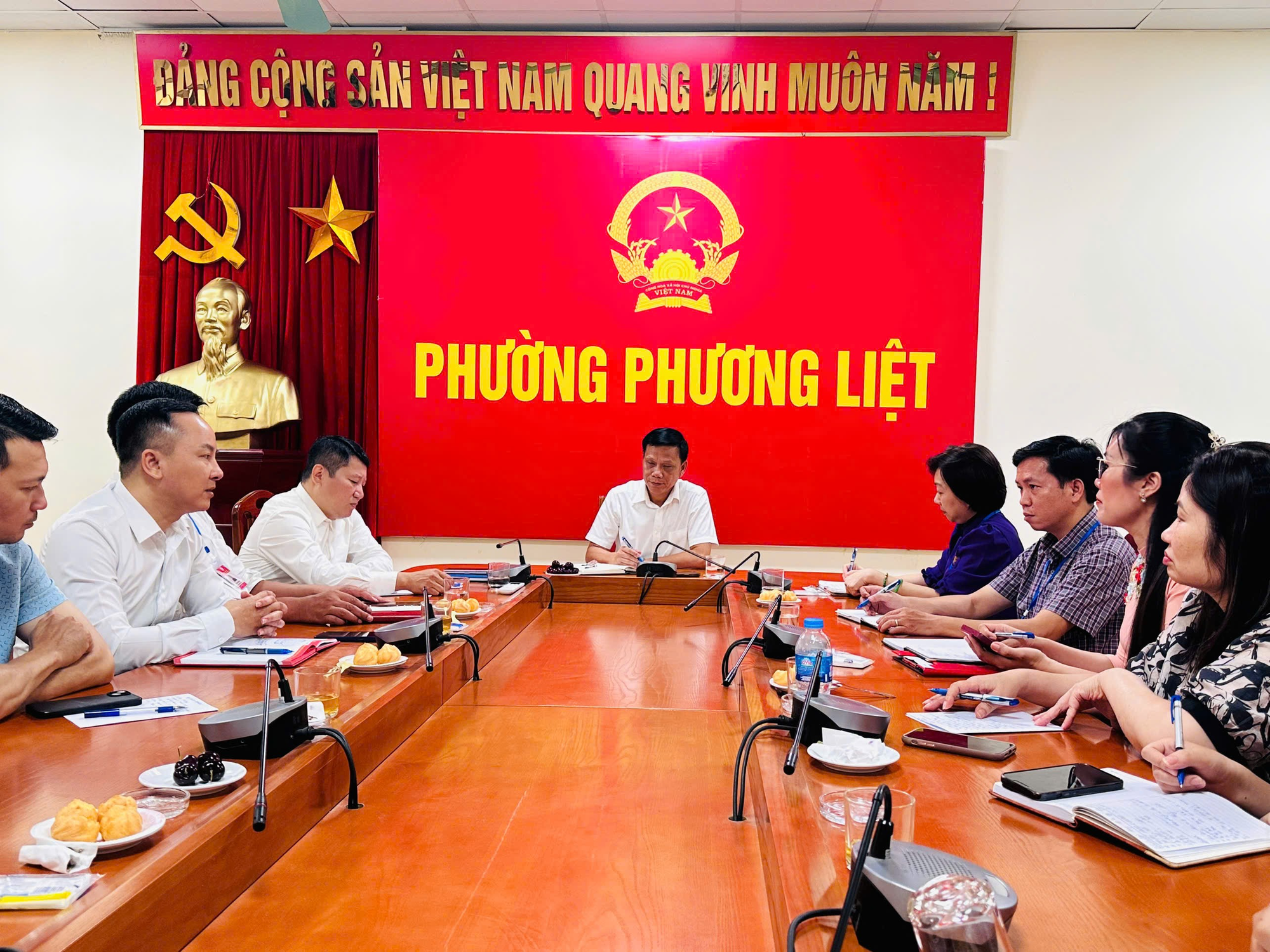CHỦ TỊCH UBND PHƯỜNG CHỦ TRÌ HỌP GIAO BAN TRIỂN KHAI NHIỆM VỤ TRỌNG TÂM 6 THÁNG CUỐI NĂM 2025 VỚI PHÒNG PHÒNG VĂN HÓA - XÃ HỘI- Ảnh 2.