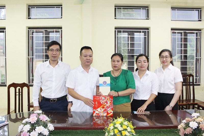 Công việc là số 1, sẻ chia để trao yêu thương- Ảnh 1.
